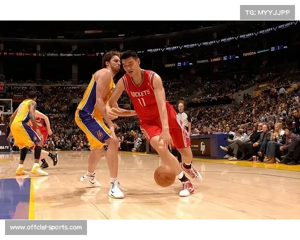 退役球星姚明现身小学篮球赛，亲自指导小球员投篮